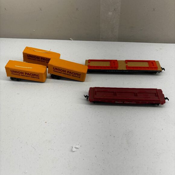 HO Scale TYCO AT Santa Fe 90806 Great Northern Flat beds 3 Union Pacific Trailer - Picture 1 of 8